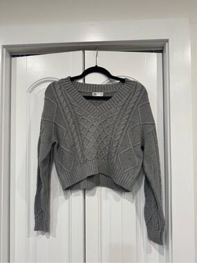 RSQ Grey Cable Knit V-Neck Cropped Sweater Size Medium